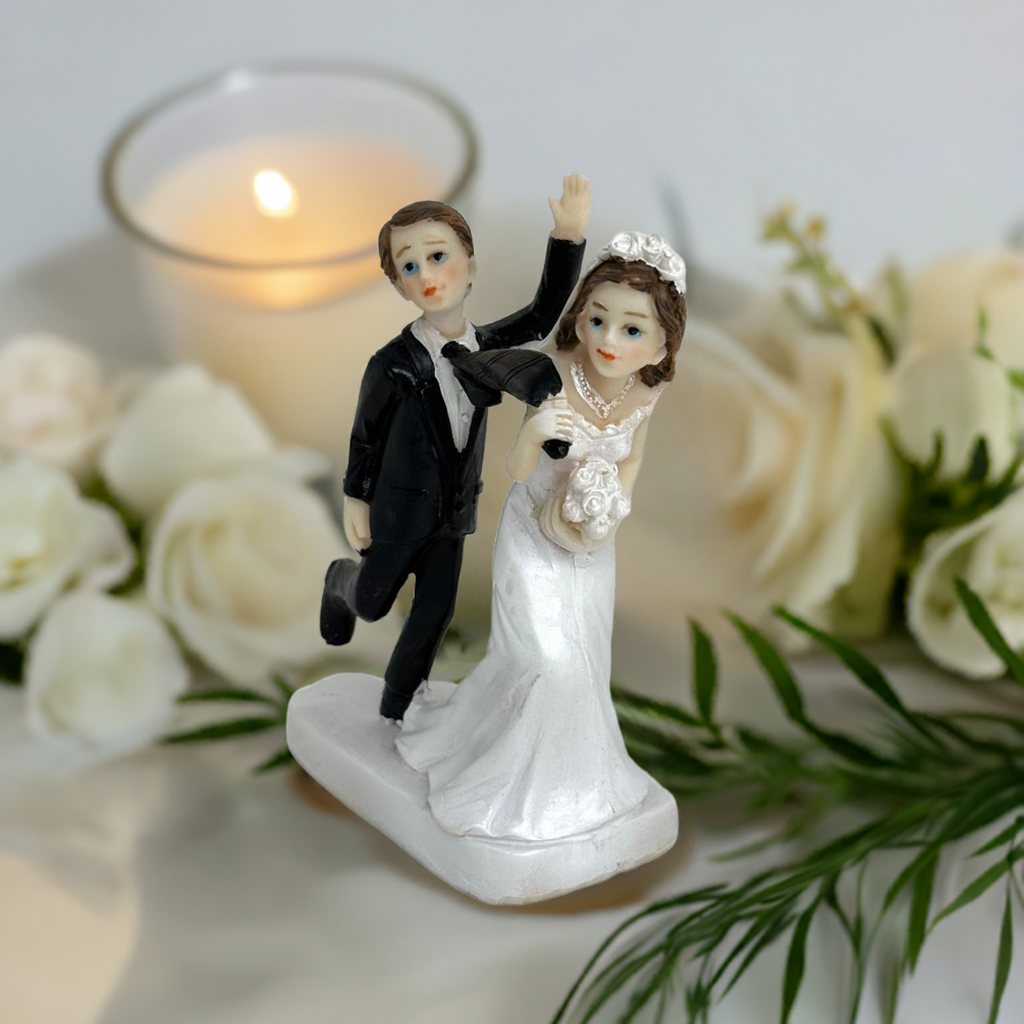 Wedding Supplies Resin Romantic Bride Hug Groom Wedding Cake Toppers Home Cake D
