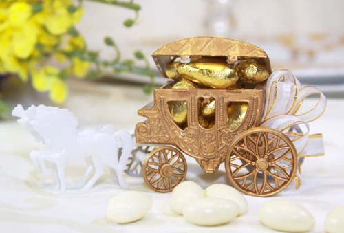 Plastic Carriage Favor with Horse- Gold (12 Pieces)